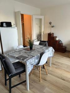 a dining room with a table and chairs at Appartement Disneyland Paris Val d'Europe La vallée Village parking 500m gare Val d'Europe in Montévrain