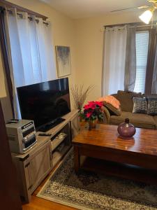 un soggiorno con TV e divano di Feel at home away from home a East Hartford
