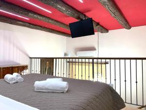 um quarto com uma cama com toalhas em De Cesare53 By DomusExtra em Nápoles