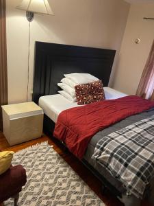 una camera con un letto con una coperta rossa di Feel at home away from home a East Hartford