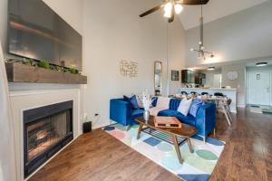 sala de estar con sofá azul y chimenea en Family-Friendly Branson Condo with Community Pools!, en Branson