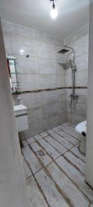 uma casa de banho suja com WC e lavatório em De leon em Rosário