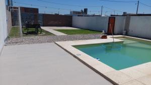 uma pequena piscina ao lado de um edifício em De leon em Rosário