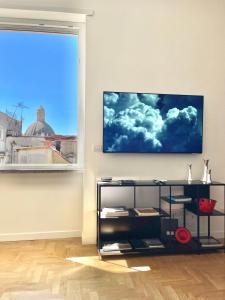 - un salon avec une télévision murale dans l'établissement Alma de Luz Design home Plebiscito, à Naples