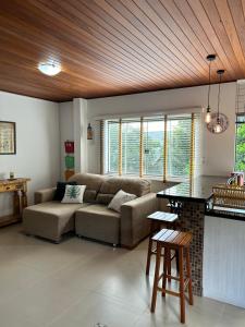 ein Wohnzimmer mit einem Sofa und einem Tisch in der Unterkunft Karin’s Haus in Treze Tílias