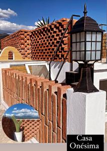 una luz de la calle en una pared de ladrillo con una ventana en Casa Onésima. Departamento privado con Terraza., en Oaxaca City