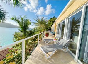 Balkón nebo terasa v ubytování Sailfish Villa Luxury Beachfront Estate Magens Bay
