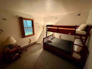 Двухъярусная кровать или двухъярусные кровати в номере Cozy mountain house at Poconos