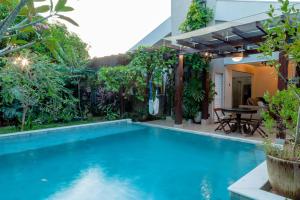 una piscina frente a una casa con patio en Pousada Familiar Recanto das Orquídeas, en Aragarças