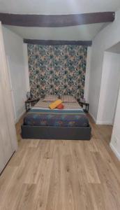um quarto com uma cama e piso em madeira em Charmant appartement de village rénové em Gorbio