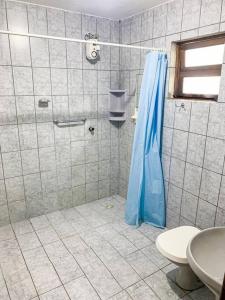 ein Badezimmer mit Dusche und Toilette in der Unterkunft Casa Pedra & Mar - Paraiso na Praia de Caieiras in Guaratuba