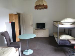 Monteur-Zimmer Häger في Spenge: غرفة صغيرة مع طاولة وسرير بطابقين
