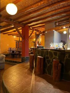 een keuken met een aanrecht in een kamer bij Hotel de campo luna in Tinogasta