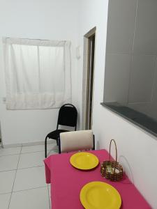 una mesa con dos placas amarillas encima en Apartamento Quarto e Cozinha cod 4 Tremembe, en São Paulo
