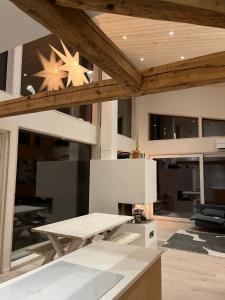 sala de estar con mesa y techo de madera en Villa Hekuma en Keränen