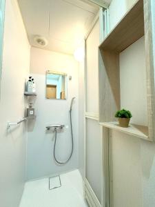 un bagno con doccia e porta in vetro di VILLENT Tsukamoto - Vacation STAY 15882 ad Osaka