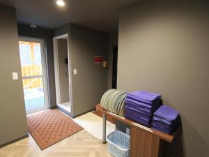 ein Zimmer mit zwei Stapeln Handtüchern auf einem Tisch in der Unterkunft HOTEL KUTEKUN - Vacation STAY 31436v in Naka-shibetsu