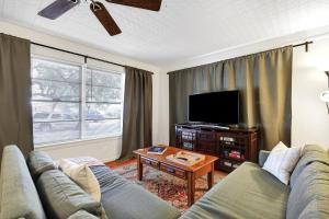 sala de estar con sofá y TV en North Park - A Birdy Vacation Rental en San Antonio