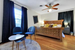 1 dormitorio con 1 cama con sillas azules y ventilador de techo en North Park - A Birdy Vacation Rental en San Antonio