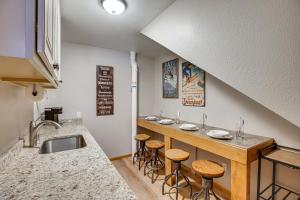 Kjøkken eller kjøkkenkrok på Cozy Ouray Apartment, Steps to Riverwalk Trail!
