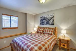 En eller flere senger på et rom på Cozy Ouray Apartment, Steps to Riverwalk Trail!