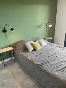 une chambre avec un lit avec deux lampes dessus dans l'établissement Grand Studio moderne tout confort, à Porto-Vecchio
