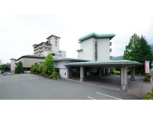 un edificio con un parcheggio di fronte di Tendo Grand Hotel Maizuruso - Vacation STAY 36011v a Tendo