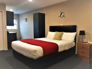 Postel nebo postele na pokoji v ubytování Phoenix Motels
