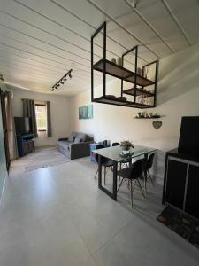 un salon avec une table et un canapé dans l'établissement Angra dos Reis - Apartamentos com Vista para o mar OU para piscina Condomínio Porto Bali, à Angra dos Reis