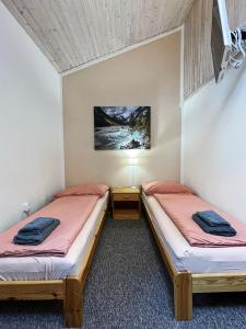 Habitación con 2 camas individuales y TV. en Gasthaus Kitzloch en Taxenbach