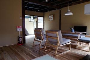Habitación con 2 sillas, mesa y mesa. en Honmachi Shin North - Vacation STAY 37152v en Kyoto