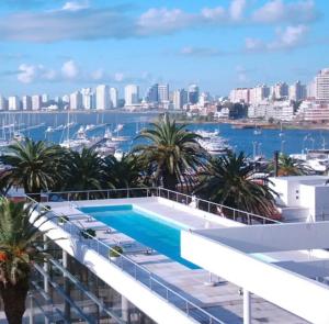 uma vista a partir da varanda de um edifício com piscina em Hermoso apto en Edificio Gala Puerto em Punta del Este