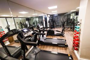 ein Fitnessstudio mit mehreren Laufbändern und Ellipsentrainern in der Unterkunft Hotel Inter Cuiaba in Cuiabá