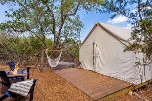 Φωτογραφία από το άλμπουμ του Cherry Cove Glamping W Hot tub AND Cowboy Pool σε Luckenbach +20 φωτογραφίες