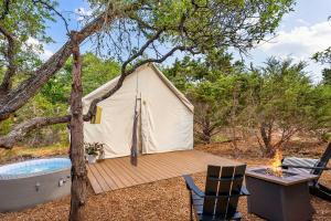 Κήπος έξω από το Cherry Cove Glamping W Hot tub AND Cowboy Pool