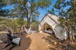 Φωτογραφία από το άλμπουμ του Cherry Cove Glamping W Hot tub AND Cowboy Pool σε Luckenbach