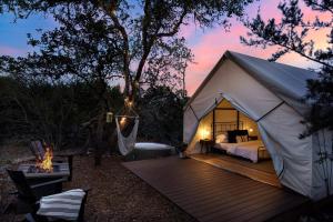 Φωτογραφία από το άλμπουμ του Cherry Cove Glamping W Hot tub AND Cowboy Pool σε Luckenbach