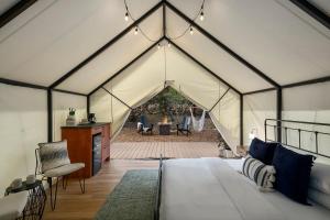 Ένα ή περισσότερα κρεβάτια σε δωμάτιο στο Cherry Cove Glamping W Hot tub AND Cowboy Pool