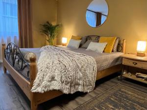1 dormitorio con cama de madera y espejo en Terracotta Apartment - Zentral, Parken, Netflix, Kontaktloses Einchecken, Kingsize-Bett en Wuppertal