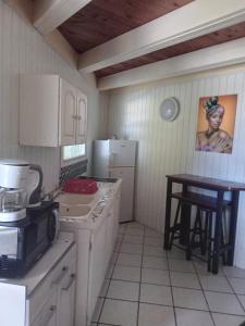 Kuchyň nebo kuchyňský kout v ubytování Appart'hotel La croisière