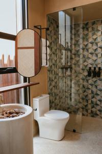 La salle de bains est pourvue de toilettes, d'une douche et d'une baignoire. dans l'établissement Equ Hotel de Tierra, à El Porvenir