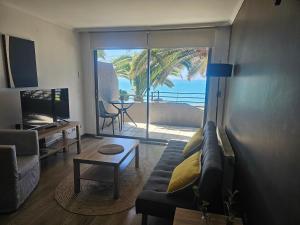 un salon avec un canapé et une vue sur l'océan dans l'établissement Espectacular Bahía Bonita Depto 11, à Concón