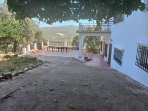 Casa con patio con mesa y balcón en Cortijo la Umbria, en Villanueva de Algaidas