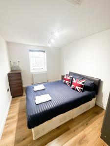 - une chambre avec un grand lit dans l'établissement Camden Apartment, à Londres