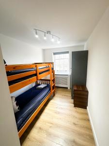 - une chambre avec 2 lits superposés et une fenêtre dans l'établissement Camden Apartment, à Londres