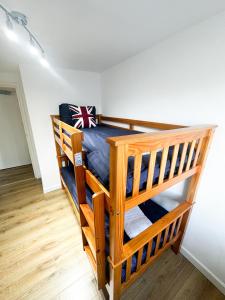 Un ou plusieurs lits superposés dans un hébergement de l'établissement Camden Apartment