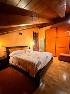 ein Schlafzimmer mit einem großen Bett in einem Zimmer in der Unterkunft Ciàsa Mea in Calalzo