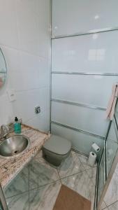 a bathroom with a sink and a toilet at Trenzin de Aconchego Apto no Centro Histórico in Ouro Preto