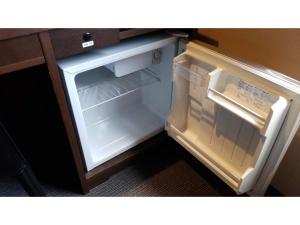 un frigorifero vuoto con la porta aperta in una cucina di My Hotel Okazaki - Vacation STAY 40799v a Okazaki