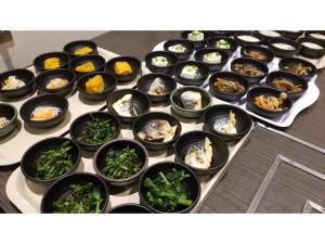Un mucchio di ciotole di cibo su un tavolo di My Hotel Okazaki - Vacation STAY 40799v a Okazaki